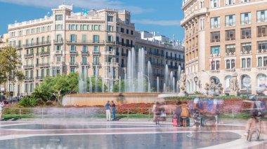 Placa de Catalunya 'daki Faaliyet Zamanı, Merkez Barcelona' nın Nabız Meydanı. Şehir merkezinde Çeşme ve çiçek tarhı çevresindeki Enerjik Atmosfere tanık olun.