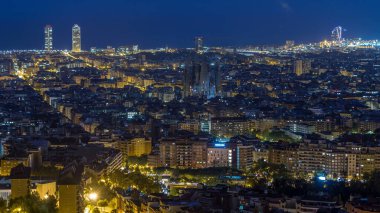 Barcelona Uyanışı: İspanya 'nın Gündüz Zamanlama Panoraması Canlı Şehir Manzarası. Carmel 'in Bunkers of Carmel' inden, Aerial Top View Frames Sagrada Familia Katedrali 'nden, Şehir Işıkları azar azar azalıyor.