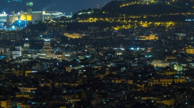 Barcelona 'nın Gece Kucaklaşması: İspanya' daki Carmel Sığınağı 'ndan Gece Zaman Çizelgesi Panoraması. Hava Üst Manzarası, Şehir Işıkları Gün doğumundan Önce Bulutlu Sabahın Sakin Arkaplanı 'na Hafifçe Sönüyor