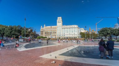 Barcelona 'nın Merkez Meydanı Placa de Catalunya' daki Zaman Hızı Hareketi. İnsanlarla Dinamik Sahne, Merkezi Çeşme ve Şehir Yaşamına Hayat Arkaplanı Olarak Hizmet Veren Bir Çiçek Yatağı