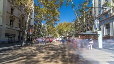 İspanya 'nın Barcelona kentindeki Iconic La Rambla Caddesi' nden Timelapse Hyperlapse. Binlerce Günlük Gezgin Popüler Yaya Alanının Dinamik Duvar Halısına Katkı Yapıyor