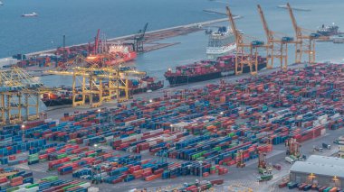 Barcelona 'nın Liman ve Yükleme Rıhtımlarının Gece Dönüşümü Zaman Çizelgesi. Montjuic Hill 'den Hava Görüntüsü Vinçleri ve Kargo Konteynırlarını Yakalıyor, Günbatımından Geceye Geçişte Aydınlandı