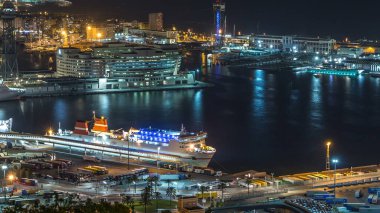 İspanya, Katalonya 'daki Montjuic Overlook Port Vell' den Night Skyline Timelapse. Tepeden Hava Üst Görünümü Parlayan Şehir 'i Yakalıyor, Aydınlatılmış Gemi ve Terminal Büyüleyici Vista Oluşturuyor