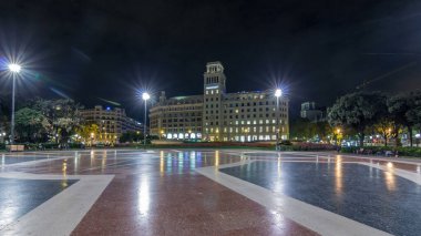 Orta Barselona 'daki Aydınlanmış Placa de Catalunya' nın Zaman Hızı. Şehir Merkezi Olarak Büyük Bir Meydan, Merkez Çeşme ve Gece Tepesi Arkaplanı Olarak Çiçek Yatağı