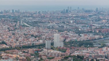 Barcelona ve Badalona Skylines 'ın akşam programları. İberic Puig Castellar Village Viewpoint 'ten Hava Görüntüsü, Çatıları olan Görkemli Panorama, Ufuk' ta Engin Nehir ve Engin Deniz