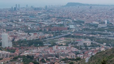 Barcelona ve Badalona Skylines 'ın Gece Zamanlaması' na. İberic Puig Castellar Village Viewpoint 'ten Hava Görüntüsü, Ufukta Evlerin ve Denizin Çatı Gösterimi Şehir Akşama Süzülürken