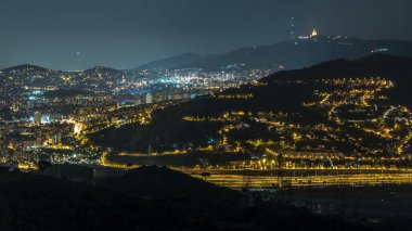 Barcelona ve Badalona Skylines 'ın Gece Zamanlaması. İberik Puig Castellar Köyü 'nden Havadan Bakış Alanı, Evlerin Çatıları, Ufukta Tibidabo, Yıldızlı Gece Gökyüzü Altında Aydınlandı