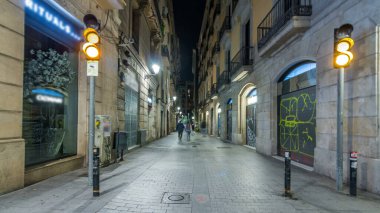 Dar sokak içinde Old Town timelapse hyperlapse, Barcelona üzerinden hızlı yürüyüş.