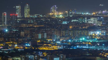 Çatı ev ve deniz gece geçiş timelapse ufuk gün güneş battıktan sonra Barcelona ve Badalona manzarası. Tepenin üstüne Iberic Puig İspanya köyü açısından havadan görünümü