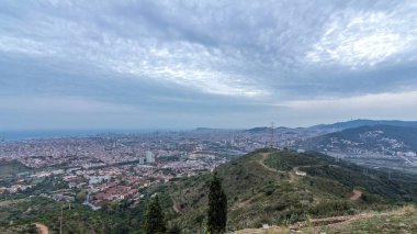 Barcelona ve Badalona Skylines 'ın Gece Zamanlaması' na. İberik Puig Castellar Köyü 'nden Havadan Bakış Alanı, Evlerin Çatı Gösterimi ve Ufukta Deniz, Şehir Dönüşümleri
