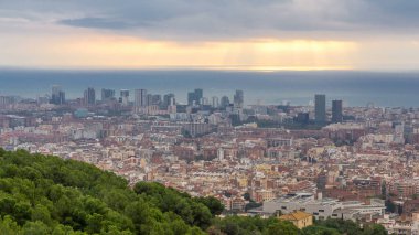 Barcelona 'nın Sabah Paleti: İspanya' daki Carmel Bunkers 'tan Sunrise Timelapse Panorama. Havadan Üst Görünüm, Bulutların Arasından Işık Işıkları, Modern Şehir Manzarası Üzerine Renkli Bir Tablo Dökme