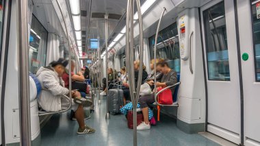 Urban Transit Tempo: Metro ile Giden Gidenler Gibi Modern Bir Metro Aracının İçinde Zaman Kaynağı. Dinamik Ebb ve Akış Yolcuları Şehir Hareketliliğinin Kalbindeki Yolculuklarına Yükleme ve Çıkarma