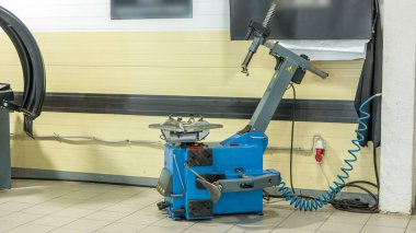 Profesyonel araba tamircisi otomobil tamir servisinin zaman ayarında tekerleği değiştiriyor. Makine dengeleyicisi ile dengeleyici tekerlek hizmet.