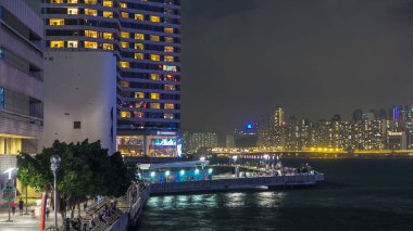 Gece vakti Hong Kong 'daki Yıldızlar Bulvarı' nda bir rıhtımdaki gözlem güvertesinden binalar var. Film, Hong Kong film endüstrisinin ünlülerini onurlandırıyor..