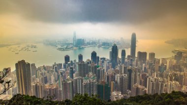 Victoria Peak zamanından Hong Kong 'un ünlü sabah manzarası. Kowloon Körfezi üzerinde renkli bulutlarla gün doğumu. Yüksek binalar manzarası