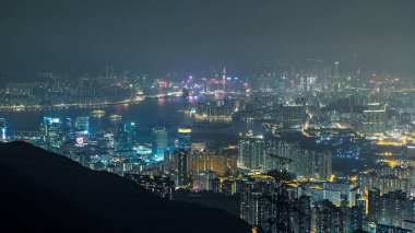 Fei ngo Shan Kowloon Tepesi 'nden hava görüntüsü. Gece zaman çizelgesi Hong Kong şehrinin gökyüzü. Yukarıdan yüksek binalar ve elektrik iletim hatları