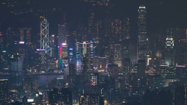Fei Ngo Shan Kowloon Tepesi 'nden Hong Kong şehir manzarası silüeti. Gökdelenleri renkli gece aydınlatmalı uzun kuleler
