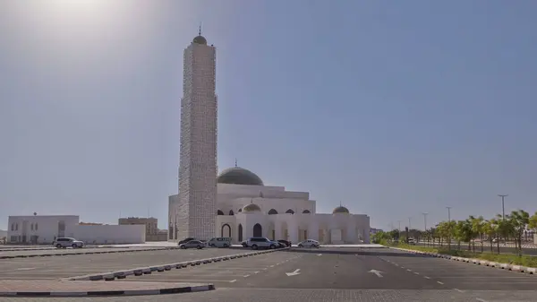 Mezquita Blanca Ajman Hiperlapso Timelapse Con Sol Sobre Minarete Emiratos —  Fotos de Stock
