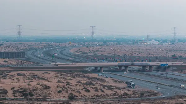 Autobahn Straßen Der Wüste Mit Tag Nacht Übergang Einer Großstadt — Stockfoto