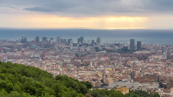 Barcelona 'nın Sabah Paleti: İspanya' daki Carmel Bunkers 'tan Sunrise Timelapse Panorama. Havadan Üst Görünüm, Bulutların Arasından Işık Işıkları, Modern Şehir Manzarası Üzerine Renkli Bir Tablo Dökme