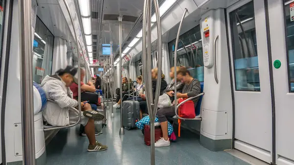 Urban Transit Tempo: Metro ile Giden Gidenler Gibi Modern Bir Metro Aracının İçinde Zaman Kaynağı. Dinamik Ebb ve Akış Yolcuları Şehir Hareketliliğinin Kalbindeki Yolculuklarına Yükleme ve Çıkarma