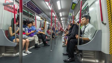 Metro treninin iç zaman çizelgesi, istasyona fayton yolculuğu, tren camlarında yanıp sönen açık hava ışıkları. Oturan ve çıkmaya hazırlanan yolcular. Trenin içinde perspektif.