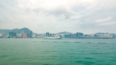 Star Ferry 'den Victoria Limanı' na doğru görüntüler. Zaman atlaması, süratli sürat. Diğer gemiler Hong Kong 'un ufuk çizgisi gibi yelken açıyor.