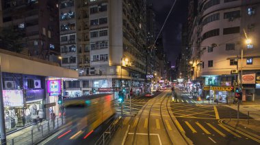 Hong Kong caddesindeki çift katlı tramvaydan görüntüyü izleyelim. Hong Kong tramvayı, metropoldeki ilk toplu taşıma araçlarından biri olan Hong Kong 'da bir tramvay sistemidir.