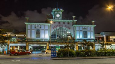 Central Ferry Rıhtımı 'nın dışında, Hong Kong Adası' nda gece vakti aşırı hızlanma. Edwardian mimarisi, ünlü iskele eski Edinburgh Place Feribotunun yerine inşa edildi..