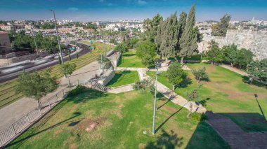 Yolda Kudüs Old Town timelapse Modern tramvay ve trafik için en iyi görünümü duvar. Kudüs, İsrail. Yeşil çim ve mavi gökyüzü