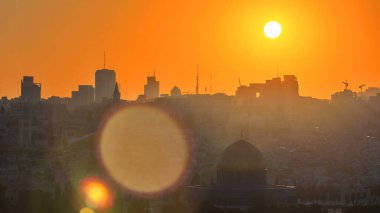 Gün batımında Kudüs 'ün hava manzarası Zeytin Dağı' ndaki Kaya Kubbesi ile birlikte. Görüntüyü kapat