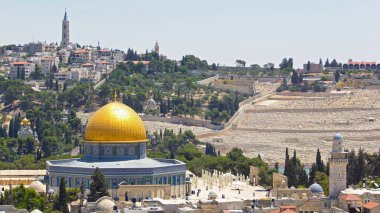 İsrail 'in Kudüs zaman dilimine bakan Panorama Kubbe of the Rock dahil. Güneşli bir günde insanların iç bahçesinde yürüdüğü en güzel manzara.