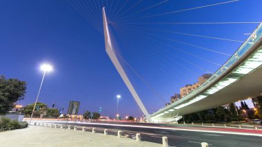 Santiago Calatrava gece timelapse hyperlapse Kudüs'e giriş köprünün görünümünü. Yolda trafik