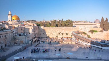 Kudüs 'teki Tapınak Dağı, Batı Duvarı' nı ve Sunset Timelapse sırasında Altın Kaya Kubbesi 'ni içeriyor. Duvarı kaplayan gölge. Şabat 'ta bir sürü insan