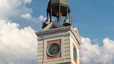 Eski Postane binasındaki gözetleme kulesi. Zaman atlaması. Şu anda Madrid Topluluğu Başkanlığı 'nın merkezi. Puerta del Sol 'da. Madrid, İspanya