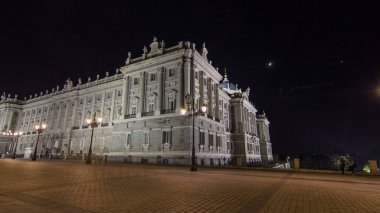 Royal Palace of Madrid (Palacio Real de Madrid) timelapse hyperlapse gece. 1738 ve 1755 arasında Barok ve neo-klasik stilleri Kral Philip'in tarafından inşa.