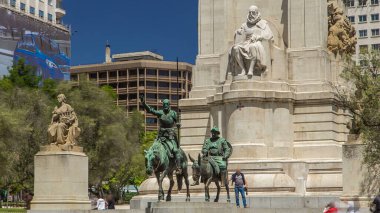 İspanya Meydanı 'nda (Plaza de Espana) Miguel de Cervantes' in heykeli ve Don Kişot ve Sancho Panza 'nın bronz heykelleri bulunmaktadır. Madrid Avrupa 'nın popüler bir turizm beldesidir..