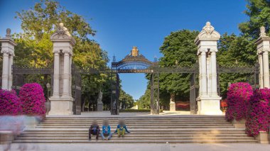 Madrid 'in en büyük parklarından biri olan Buen Retiro Park' a (Pleasant Retreat Parkı) giriş zamanı. Park, 19. yüzyılın sonlarına kadar İspanyol monarşisine aitti..