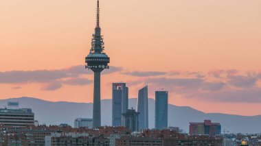 Madrid 'in günbatımı, Tio Pio Park, Vallecas-Mahallesi tepelerinden Cuatro Torres İş Alanı ve Piruli' nin (TV Kulesi) bir parçası olan sembolik bina ve kulelerle gökyüzü çizgisi zaman çizgisi.