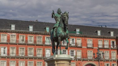 İspanya 'nın bulutlu gökyüzü ile güzel bir yaz gününde Madrid Belediye Başkanı Plaza' da Philip III 'ün zaman atlaması heykeli.