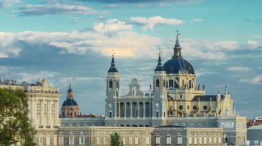 Madrid, İspanya, gün batımında Santa Maria la Real de La Almudena Katedrali ve Kraliyet Sarayı 'nda ufuk çizgisi zaman çizgisi..
