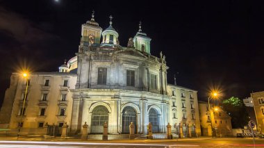 İspanya, Madrid 'de Royal Basilica San Francisco el Grande gece hipervanesi. Bazilika 18. yüzyılın ikinci yarısında Neoklasik bir tarzda tasarlanmıştır.