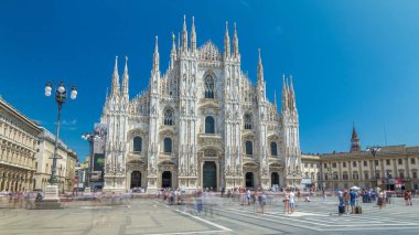 Duomo Katedrali. Meydanda yürüyen insanlarla ön manzara. Gotik katedralin tamamlanması yaklaşık altı yüzyıl sürdü. Dünyanın en büyük beşinci katedrali ve İtalya 'nın en büyük katedralidir.