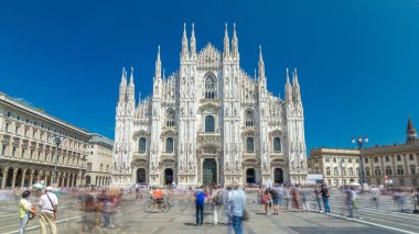 Duomo Katedrali. Meydanda yürüyen insanlarla ön manzara. Gotik katedralin tamamlanması yaklaşık altı yüzyıl sürdü. Dünyanın en büyük beşinci katedrali ve İtalya 'nın en büyük katedralidir.