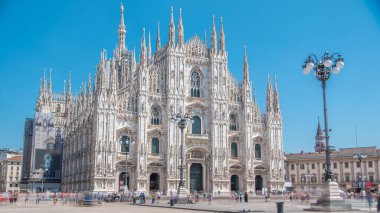 Duomo Katedrali. Meydanda yürüyen insanlarla ön manzara. Yazın mavi gökyüzü. Gotik katedralin tamamlanması yaklaşık altı yüzyıl sürdü. Dünyanın en büyük beşinci katedrali ve İtalya 'nın en büyüğü.