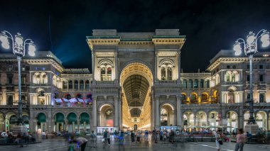 İtalya 'nın Milano kentindeki Vittorio Emanuele II Galerisi' nin gece görüşü. Meydan Meydanı 'nda yürüyen insanlar Duomo Meydanı' nın girişinde.