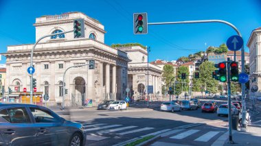 Porta Venezia (Buenos Aires Bulvarı 'ndaki kavşak ve Bastioni di Porta Venezia caddesi). Milan, İtalya. Yollarda trafik vardı. Yazın mavi gökyüzü