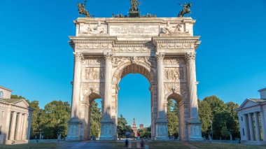 Gün batımında Piazza Sempione 'de (Simplon Meydanı' nda Barış Kemeri) Arco della Pace. Gölge hareket ediyor. 1807 ve 1838 yılları arasında inşa edilmiş neoklasik bir zafer kemeridir. Yazın mavi bulutlu gökyüzü