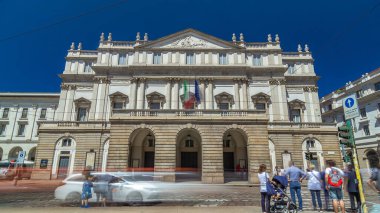 İtalya, Milan 'da bir opera binası olan Teatro alla Scala' nın ana konser salonu. Yollarda trafik vardı. Yazın mavi gökyüzü. Scala dünyanın önde gelen opera ve bale salonlarından biri olarak kabul edilir..