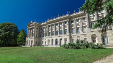 Galleria d'Arte Moderna timelapse hyperlapse Giardini Di Villa Reale Comunale görünümünden Milan, İtalya. Önündeki yeşil çim. Yaz günü, mavi gökyüzü